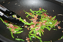 Zuckerschoten und Parma im Wok